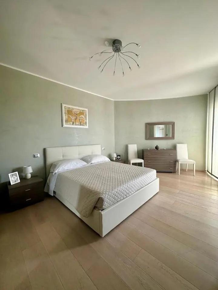 Sigis House - Independent Apartment Sea View フィウミチーノ エクステリア 写真