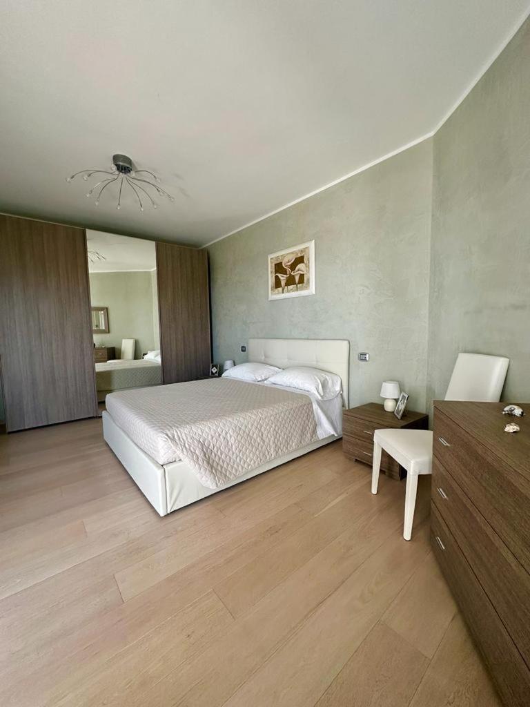 Sigis House - Independent Apartment Sea View フィウミチーノ エクステリア 写真